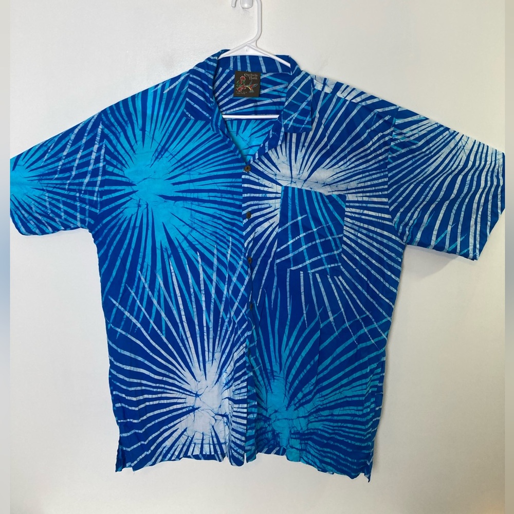 Caribelle Batik Men’s Large Batik Button Up Short Sleeve w Blue w White Sprites.